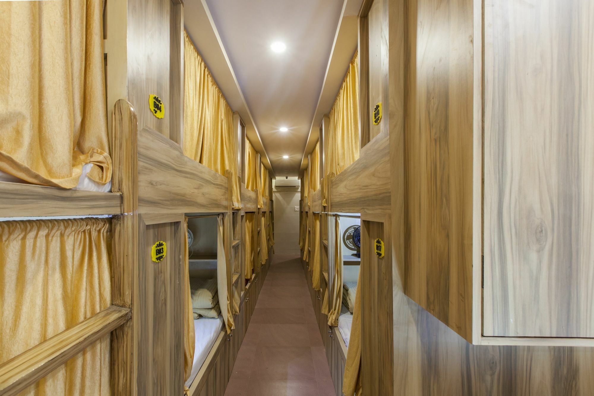 Abza Deluxe Dormitory Mumbai Exterior photo